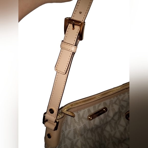 Michael Kors Jet Set Signature Vanilla PVC Shoulder Bag - Picture 5 of 12